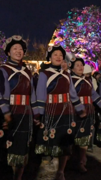 Naxi y turistas danzan Datiao en Lijiang para recibir el Año Nuevo video poster