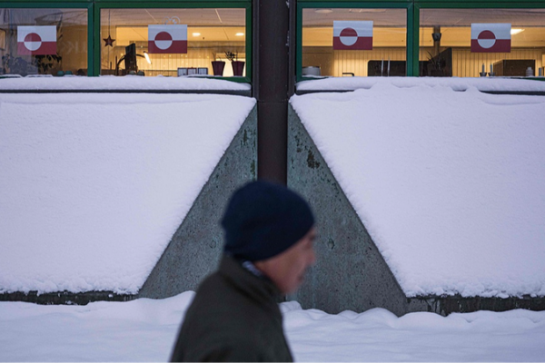 Trump_planta_la_bandera_en_Groenlandia_y_la_UE_busca_calmar_tensiones