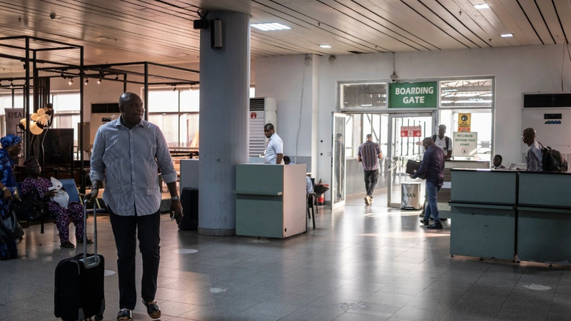 Industria aérea de Nigeria sufre tras restricciones de viaje de EE. UU. video poster