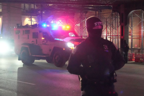 Explosiones en Caracas: EEUU bombardea Venezuela y captura a Nicolás Maduro video poster