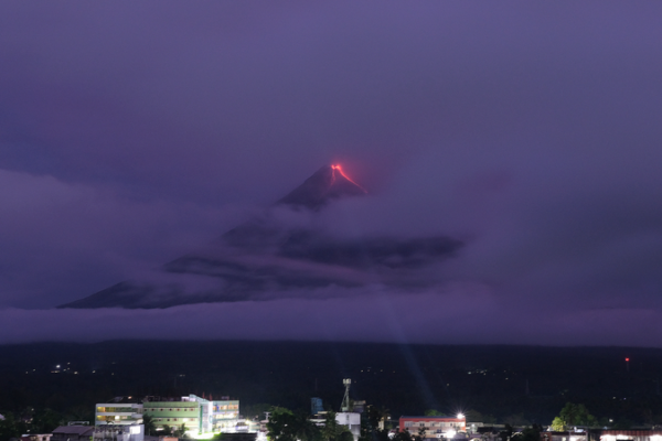 Casi 1,000 familias evacuadas por el volcán Mayon en Filipinas