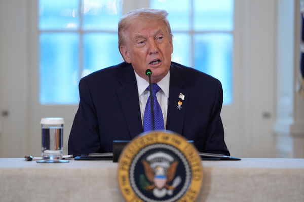 Trump considera opciones de ataque militar contra Irán