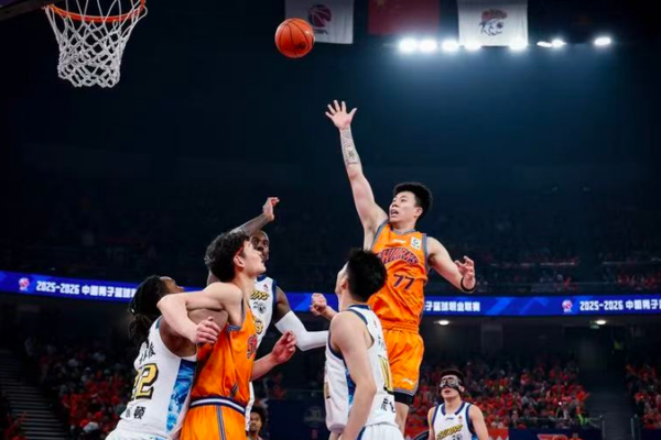 ¡Shanghai Sharks arrollan a Guangsha Lions 99-77 y toman el liderato de la CBA!