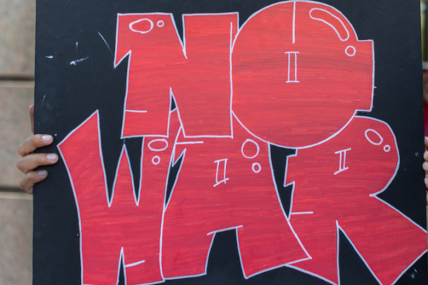 Camión arrolla a manifestantes en protesta por Irán en Los Ángeles