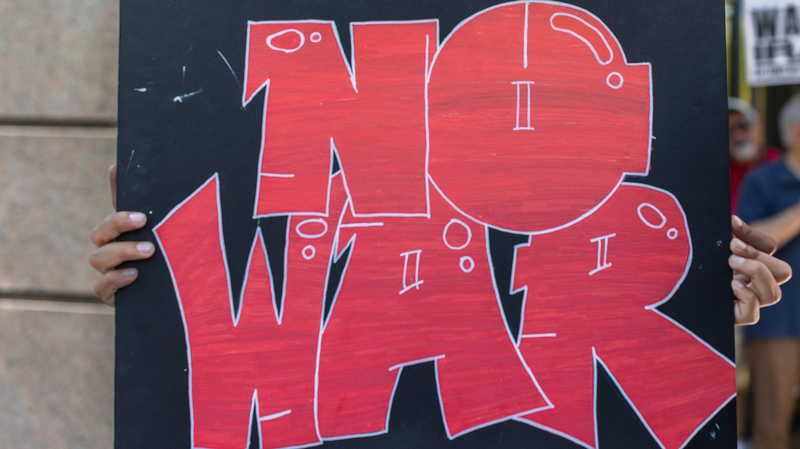 Camión arrolla a manifestantes en protesta por Irán en Los Ángeles