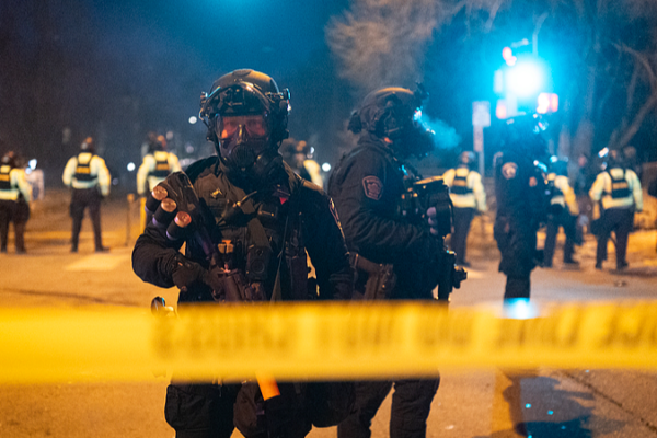 Agente federal dispara a venezolano en Minneapolis durante parada de tráfico