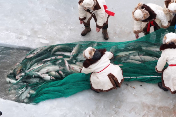 Festival de pesca invernal en Lago Bosten: tradición y diversión video poster