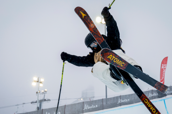 Zhang_Kexin_se_cuelga_la_plata_en_el_halfpipe_de_Calgary