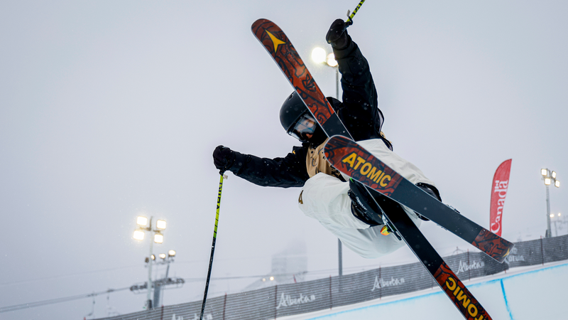Zhang_Kexin_se_cuelga_la_plata_en_el_halfpipe_de_Calgary