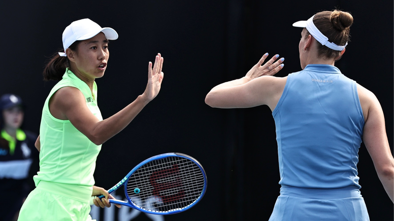 Zhang_Shuai_y_Elise_Mertens_arrasan_en_dobles_femeninos_del_Australian_Open